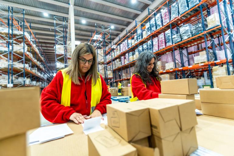 Mujeres trabajando en una fabrica